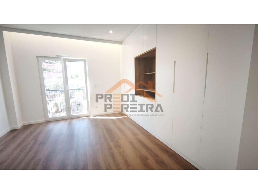 Situado em Caneças, apartamento T4 com duas suites, uma box e um pa...-28
