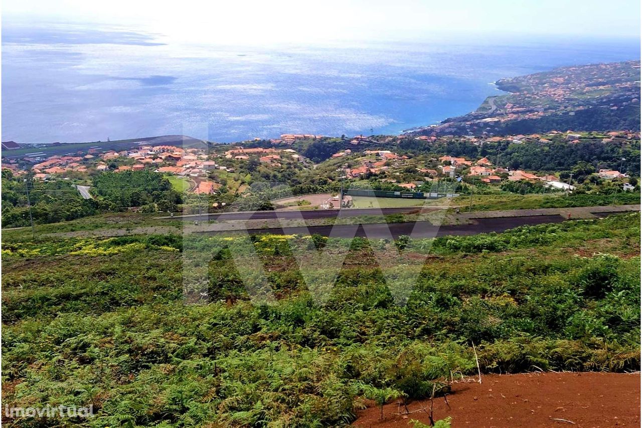 Terreno com 1332 m2 em Santa Cruz com uma vista soberba para o mar.