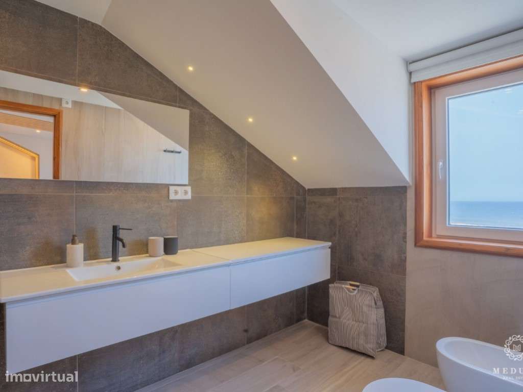 Exclusiva Moradia Bifamiliar Frente-Mar-9