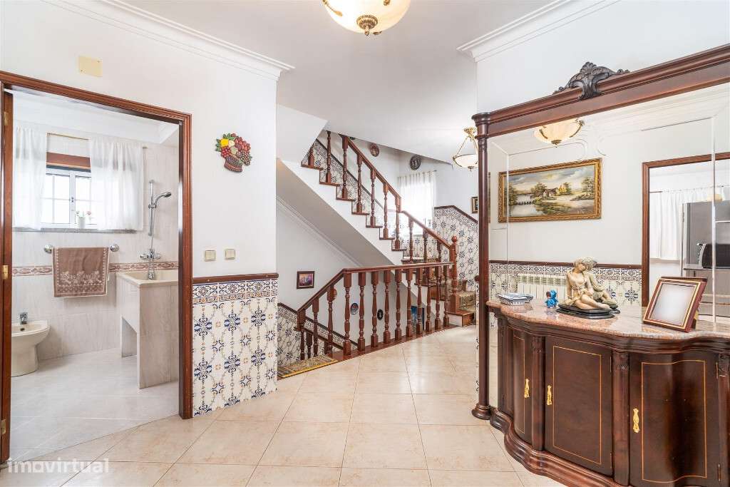 Moradia M5 com garagem e lugar de garagem em zona de Santa Clara - Grande imagem: 3/16