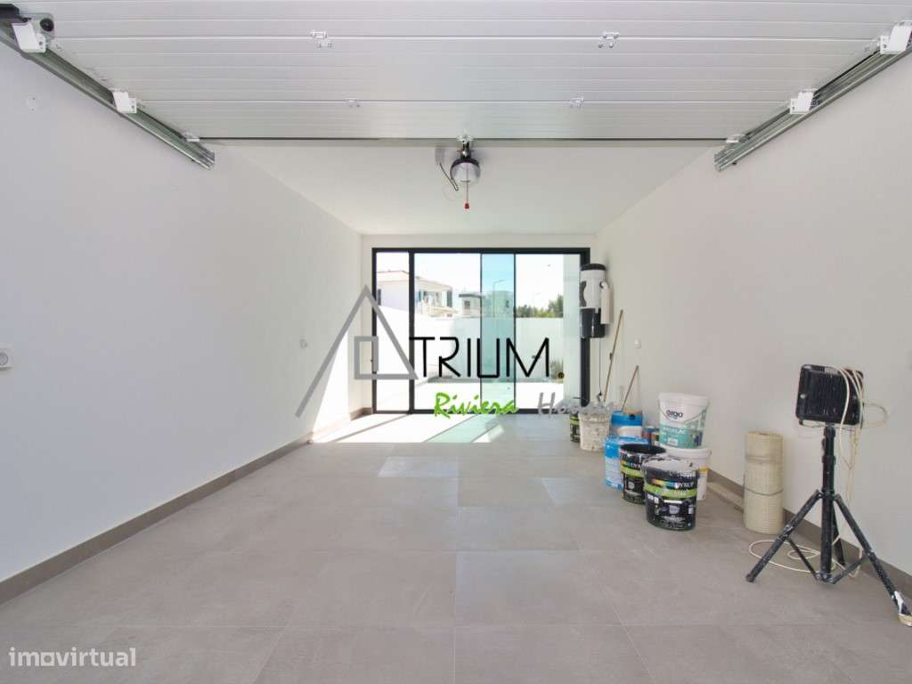 Moradia T4+1 Isolada com piscina e jardim nova-9