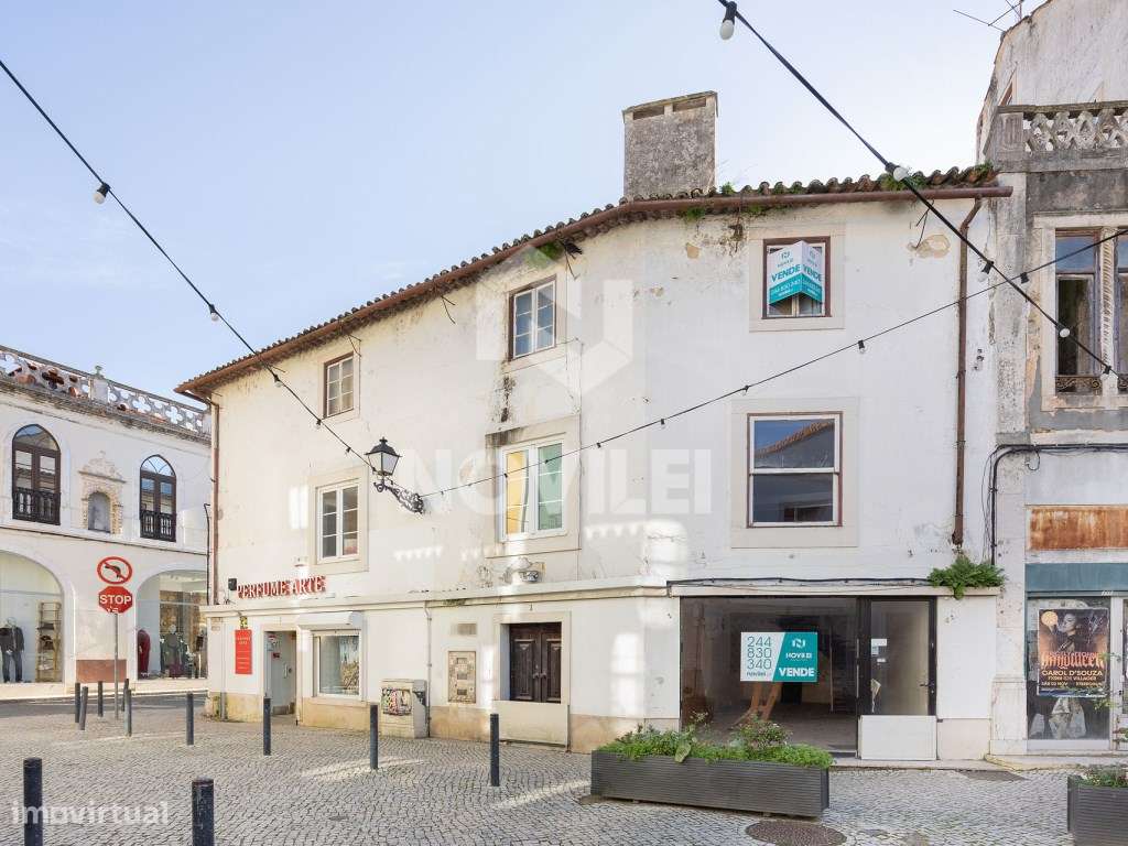 Prédio no Largo Paio Guterres, centro de Leiria. - Grande imagem: 2/16