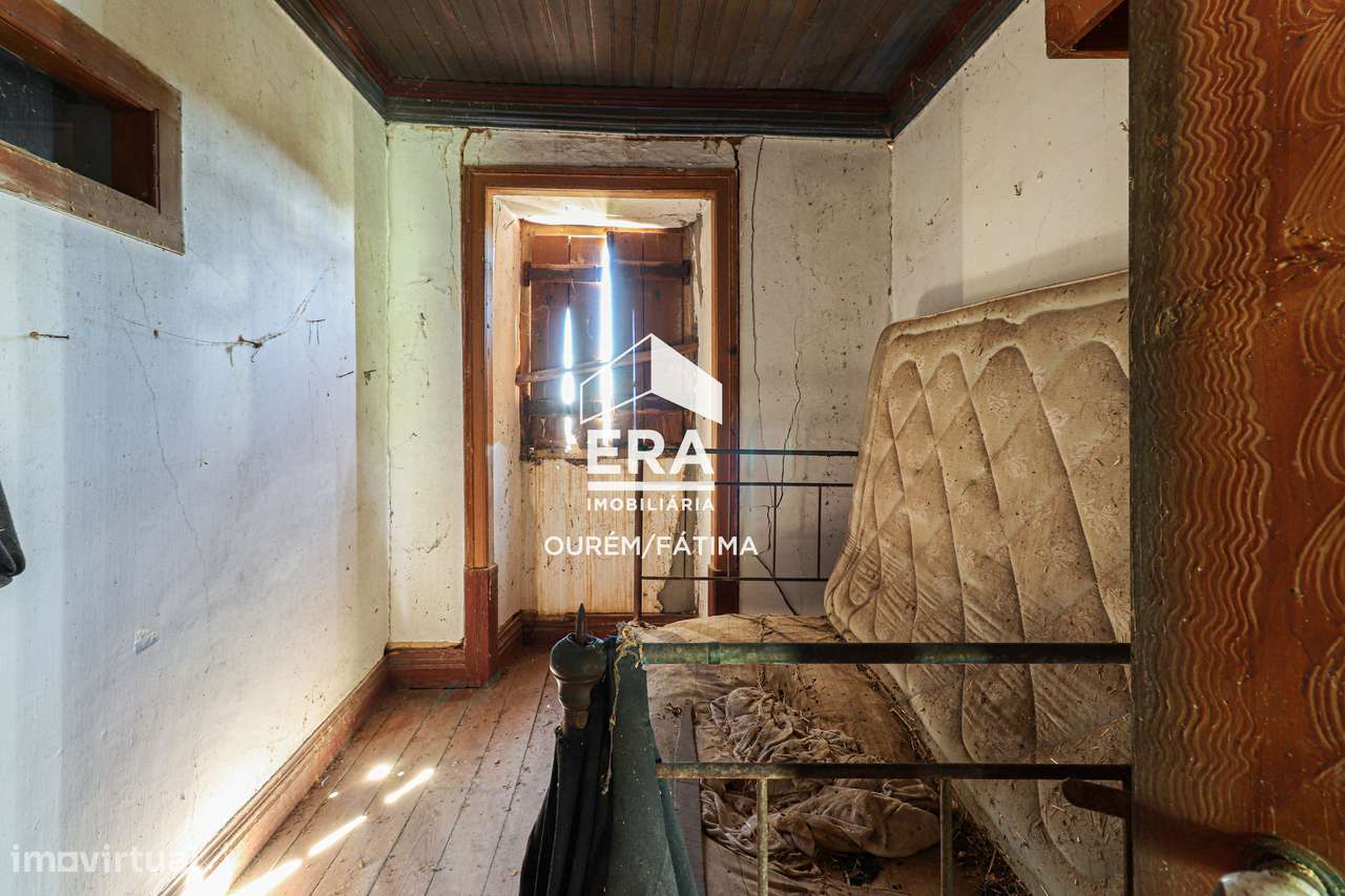 Moradia T2 com quintal localizada no Olival-10
