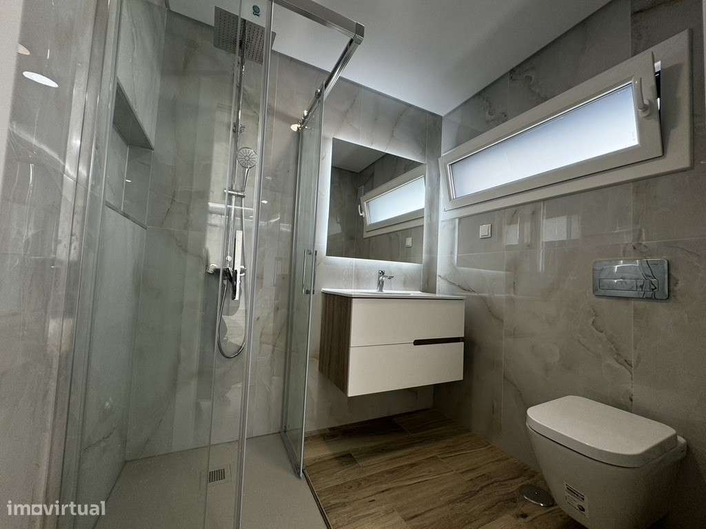 Moradia com 3 Suites, Garagem, Logradouro, Churrasqueira e Piscina-5