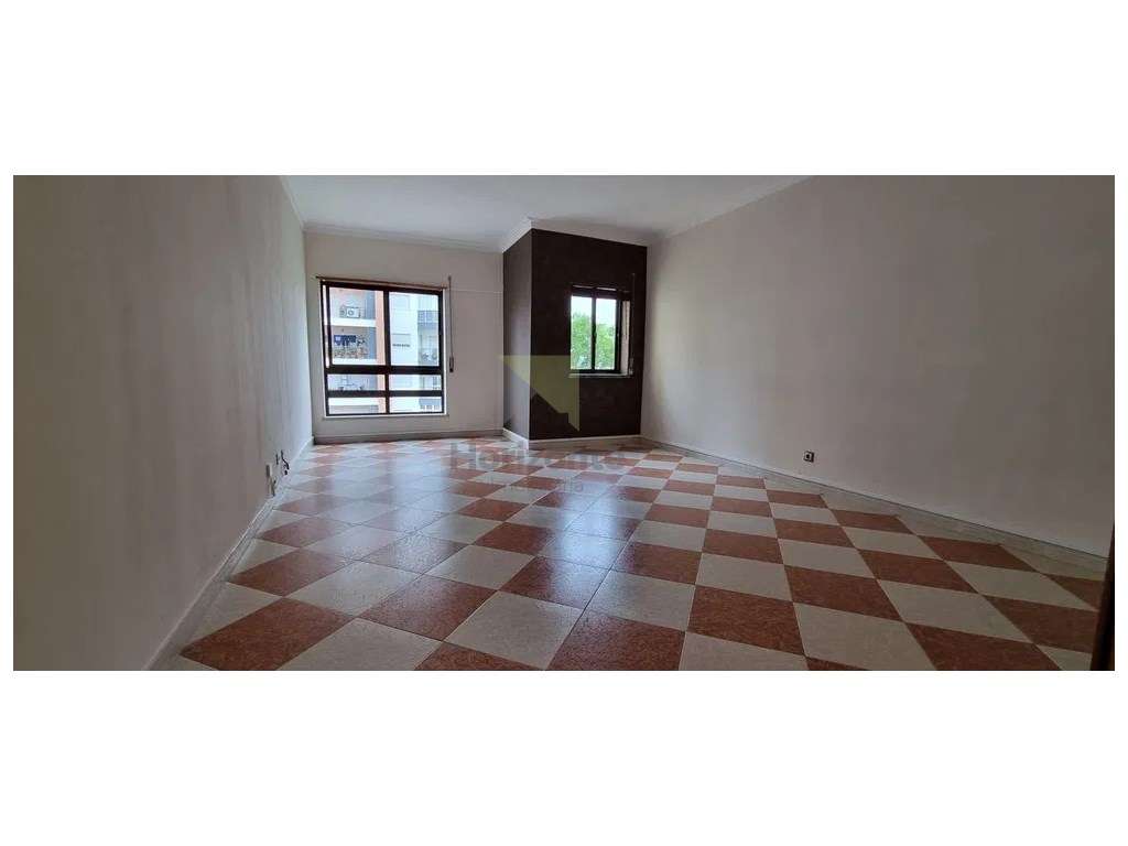 Apartamento T2 Remodelado em Monte Belo - Setúbal-1