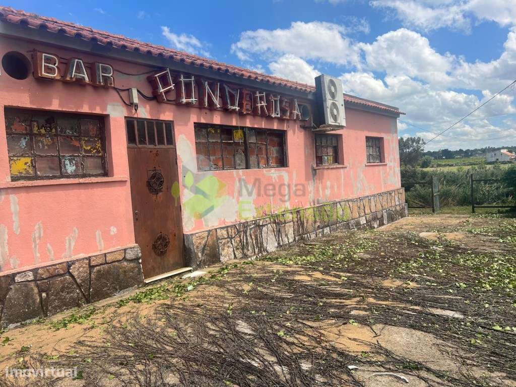 Antigo bar, para recuperar, perto de Alcoentre - junto à A1, com lo...-33