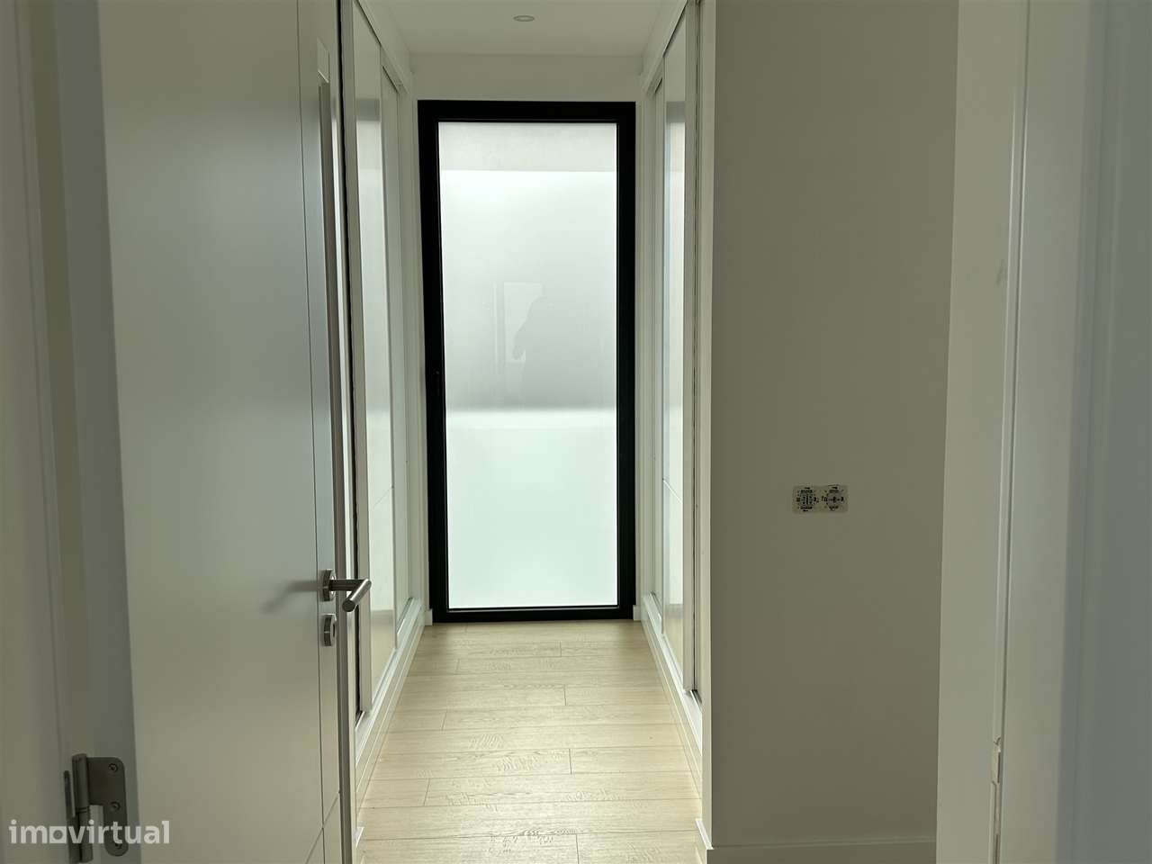 Moradia Unifamiliar de Luxo com Piscina e Jardim-23