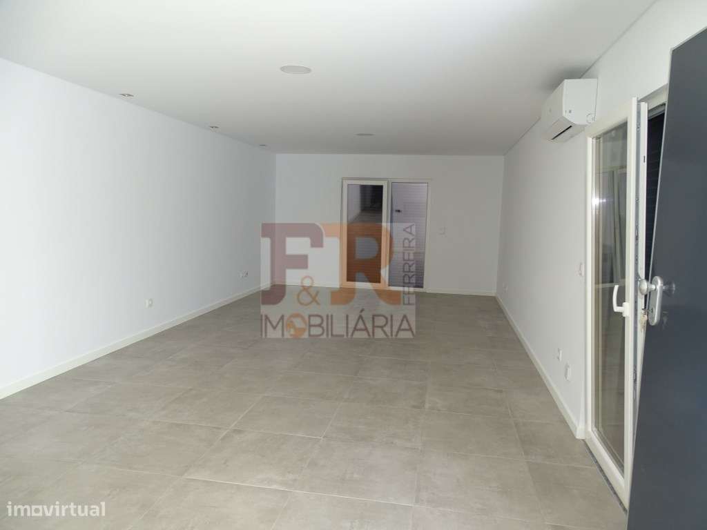 Moradia Geminada Duplex T3 semi-nova com Pérgula , Fernão Ferro
di...-24