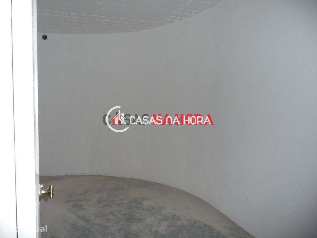 Garagem/armazém no centro de Carcavelos-7