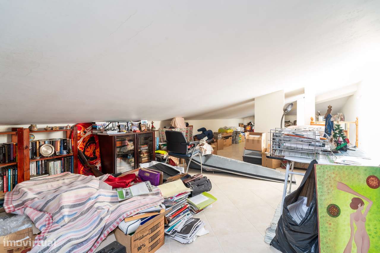 Moradia T4 com jardim, garagem e vistas urbanas-31