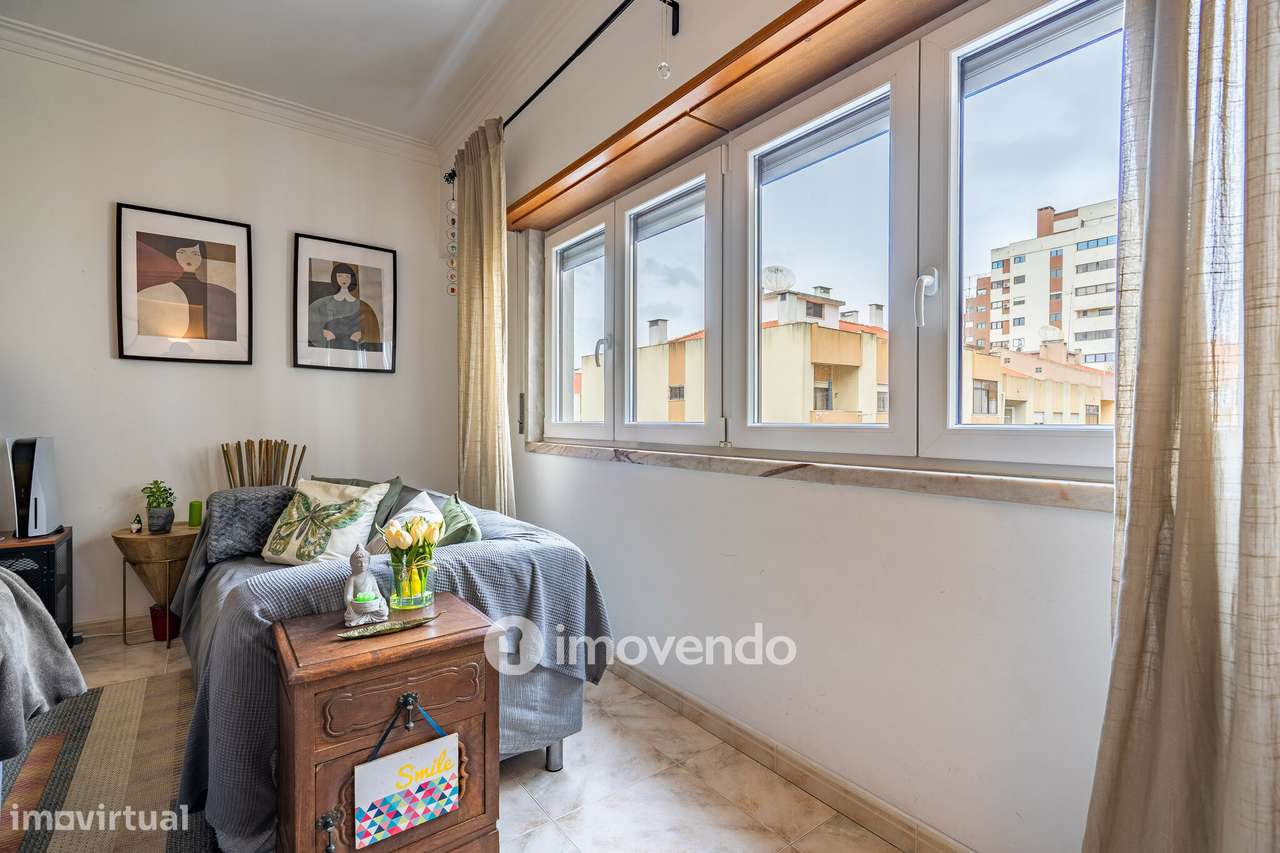 Apartamento T3 com áreas amplas e arrecadação, em Carnaxide - Grande imagem: 4/45