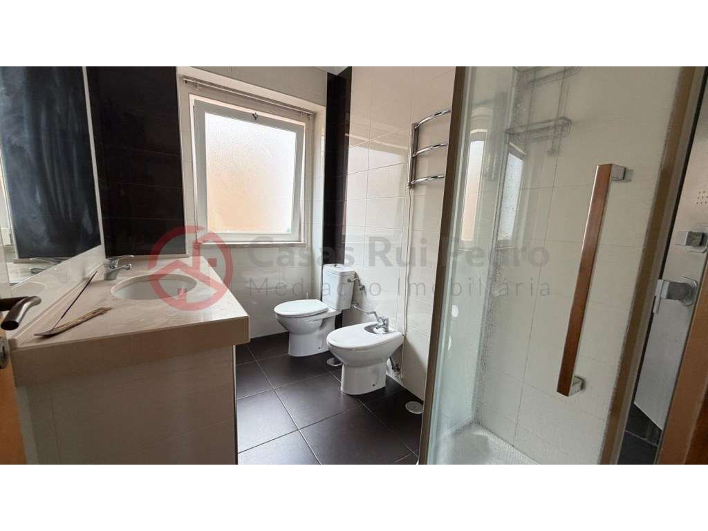 Apartamento T2 com logradouro e churrasqueira na Cova da Piedade, A...-23