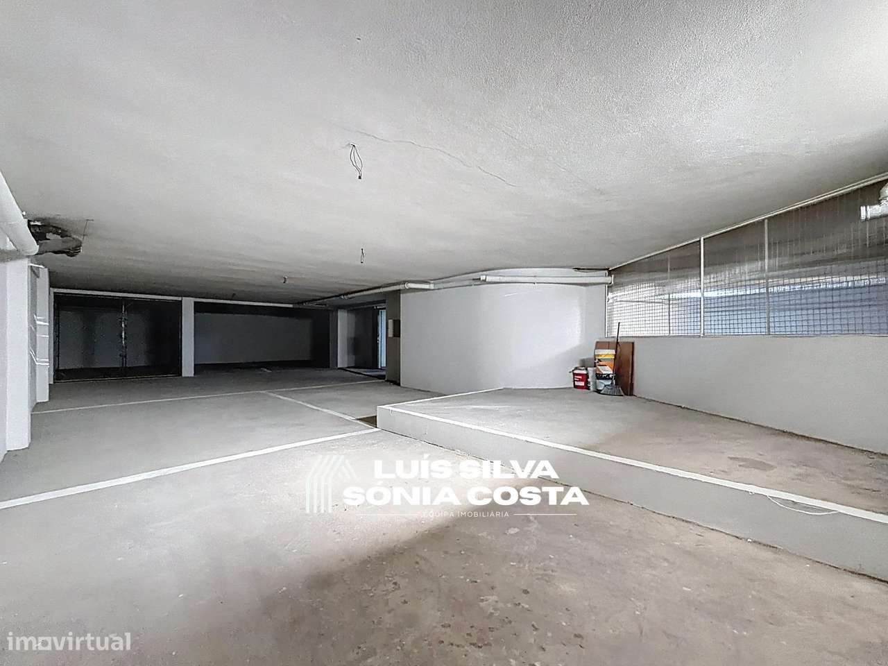 Garagem fechada c/ 166m2 & Estacionamento para 9 Carros no centro...-6