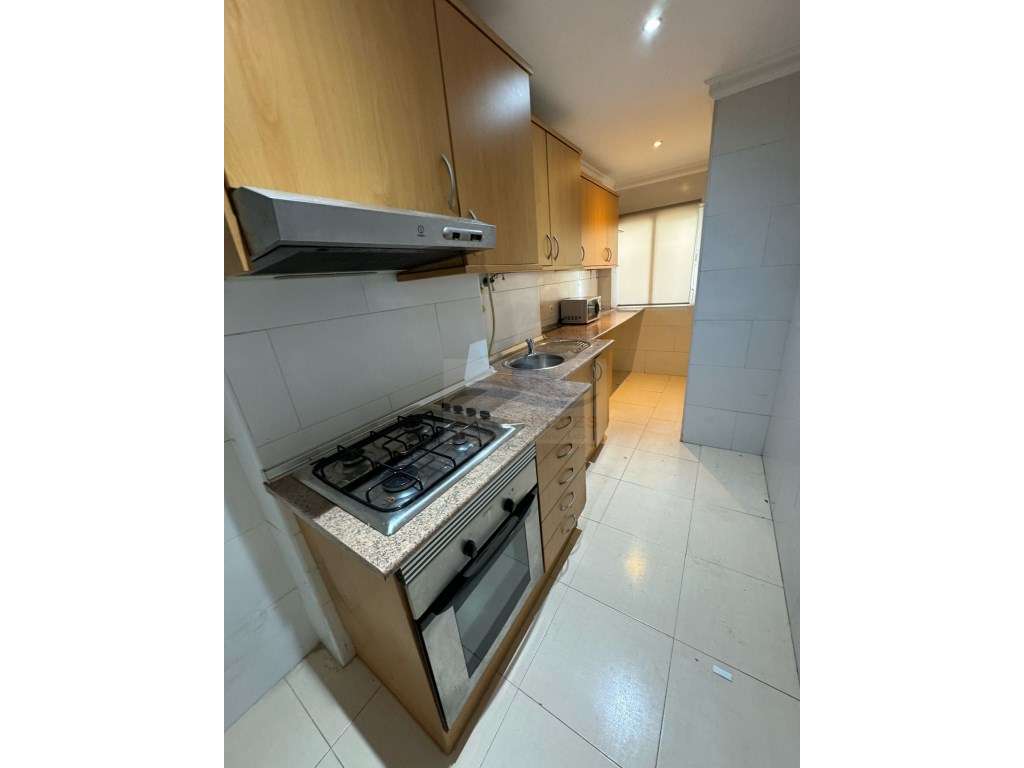 T2 Remodelado na Bela Zona de Torre, Cascais, em um 1º andar - Grande imagem: 5/27