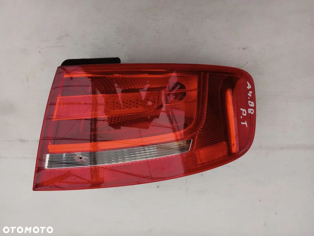 Lampa Tylna Prawy Tył P.T. Błotnik Audi A4 B8 Sedan Uszkodzona - 1