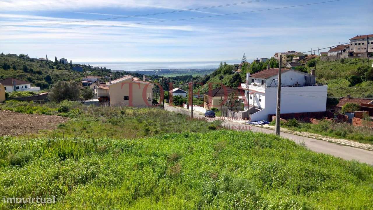 Moradia Bifamiliar com 2 T3 em Vialonga-29