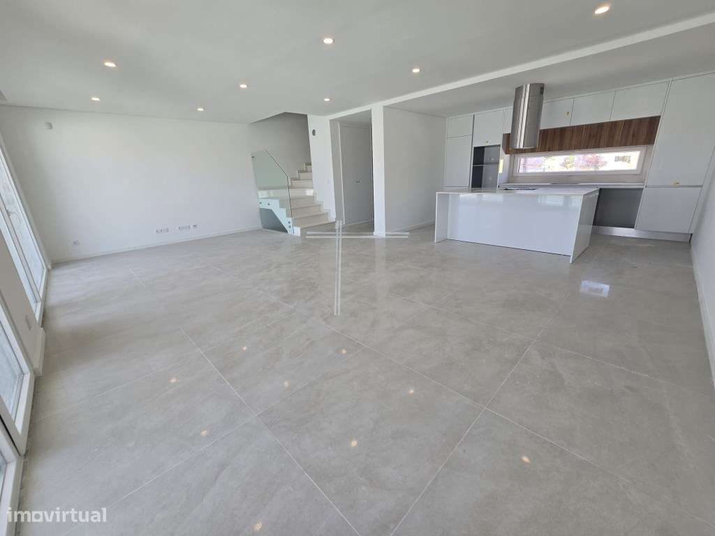 Moradia em banda T3, arquitetura contemporânea com garagem e piscin... - Grande imagem: 4/32