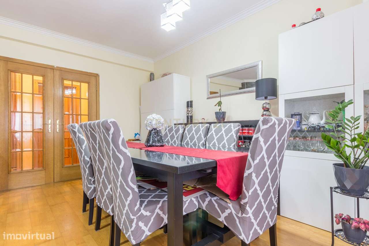 Moderno T3 no Barreiro com Luz Natural e Localização Central-17