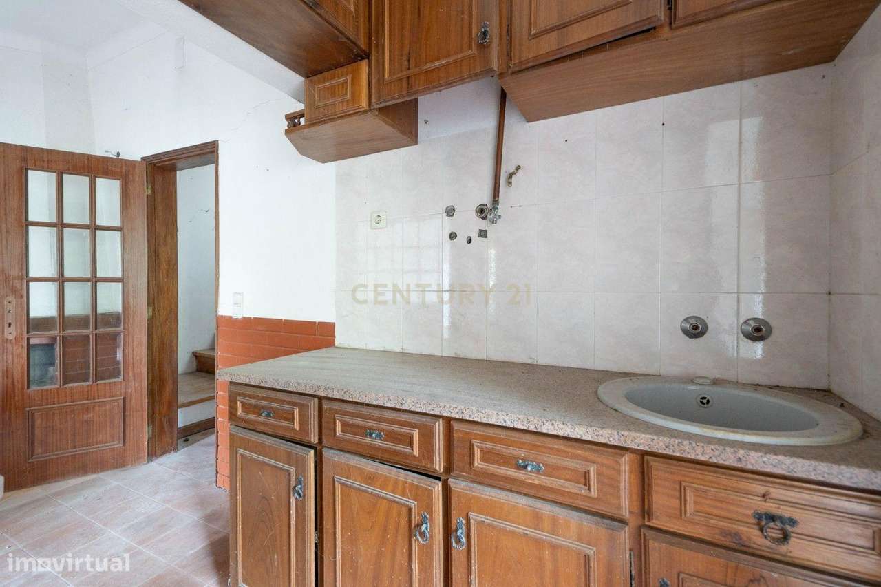 Moradia de dois pisos de tipologia T4 com terreno-7