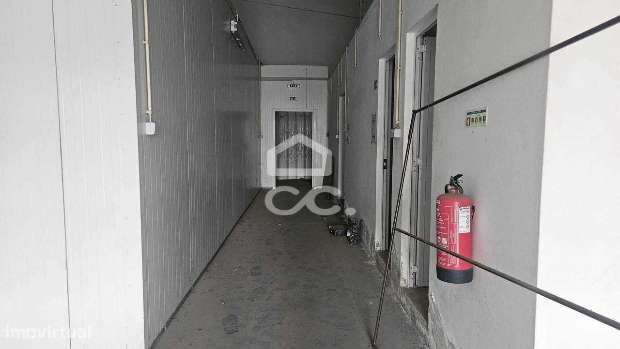 Armazém situado no parque industrial-11