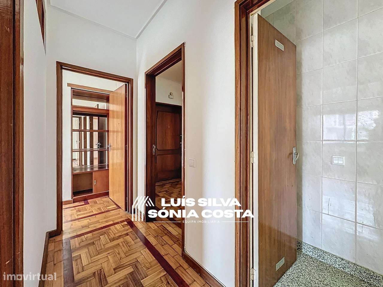 Apartamento T4 c/ Varandas e Elevador em frente á Câmara...-5