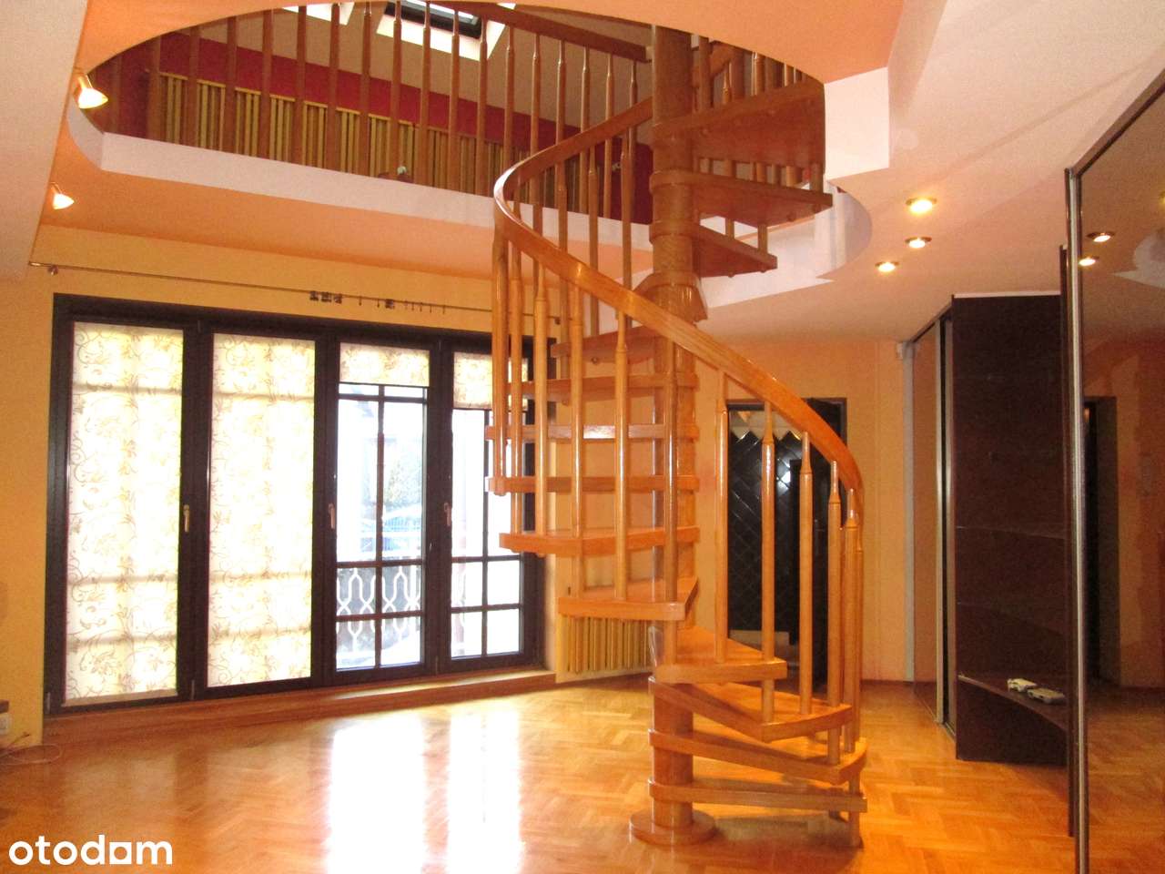 NIETUZINKOWY DOM Z MOŻLIWOŚCIĄ PODZAŁU NADAJĄCY SIĘ NA SIEDZIBĘ FIRMY.-17