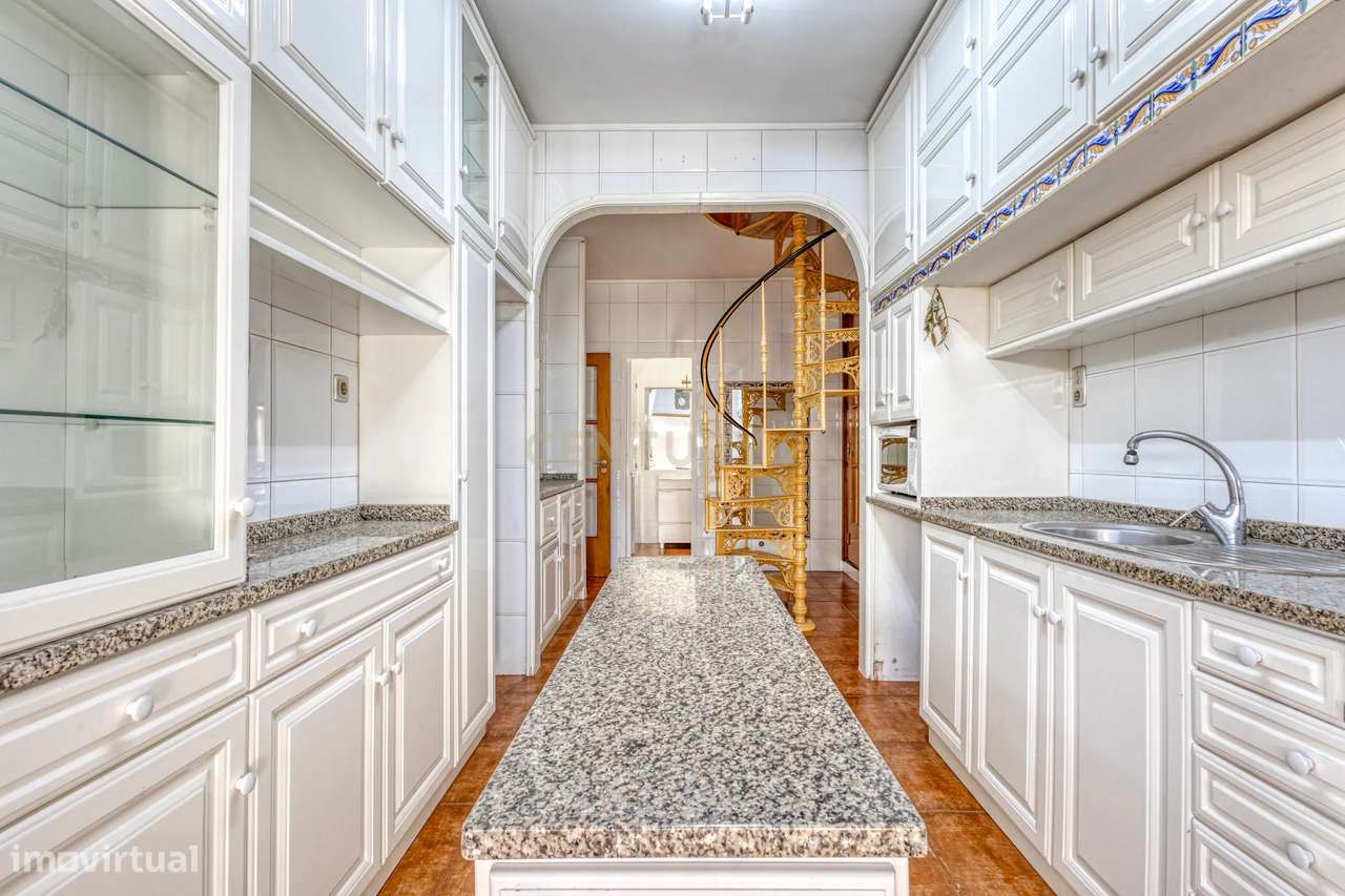 Moradia T3 com 4 frentes e garagem junto a igreja da Santa Rita-39