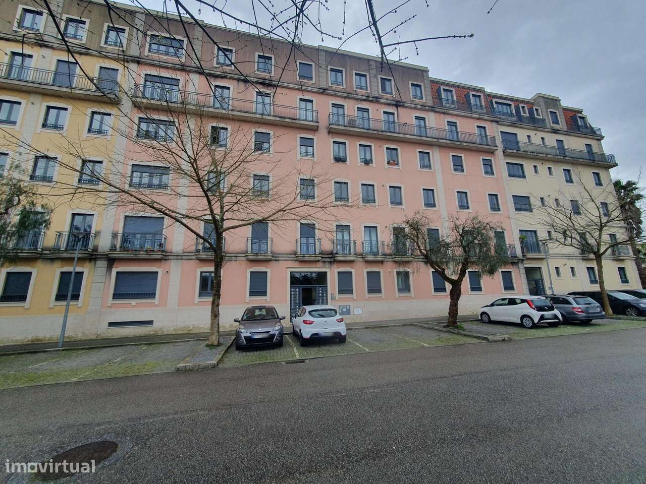 Apartamento T3 em Oliveira do Douro | Arrumo + Parqueamento-0