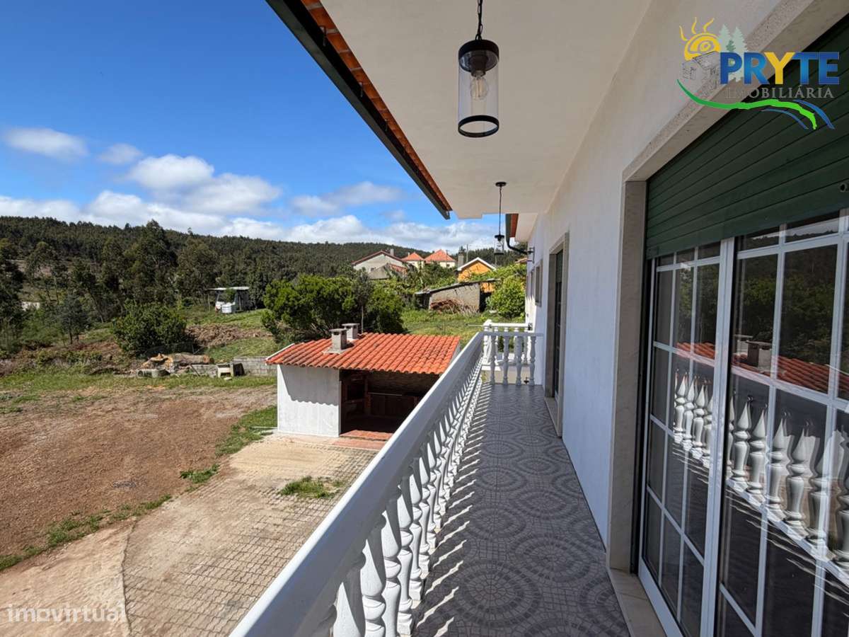 Moradia em Excelentes Condições com Amplo Terreno - Oportunidade Única-15