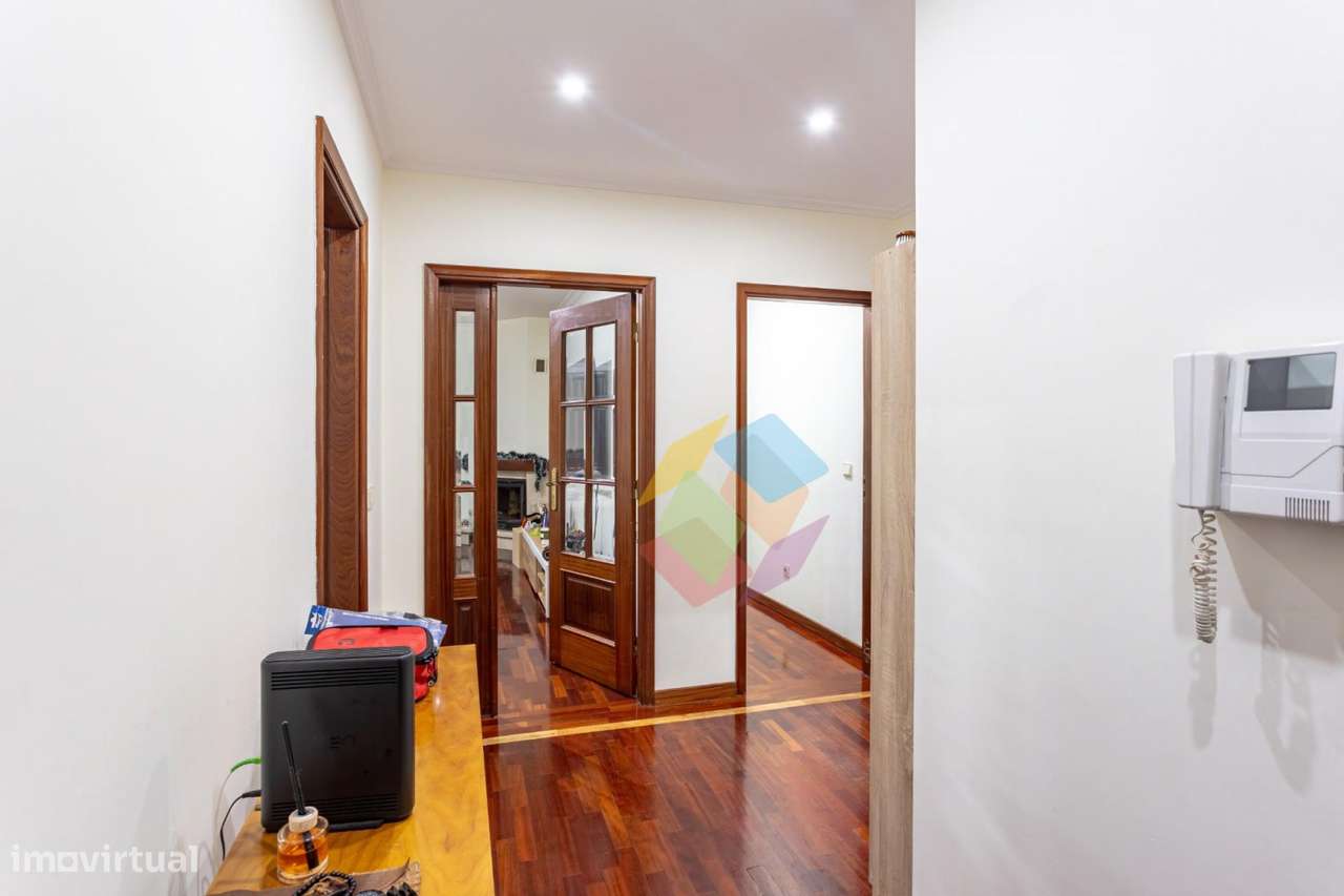 Excelente T2 no Último Andar com Terraços e Garagem em São João de-6