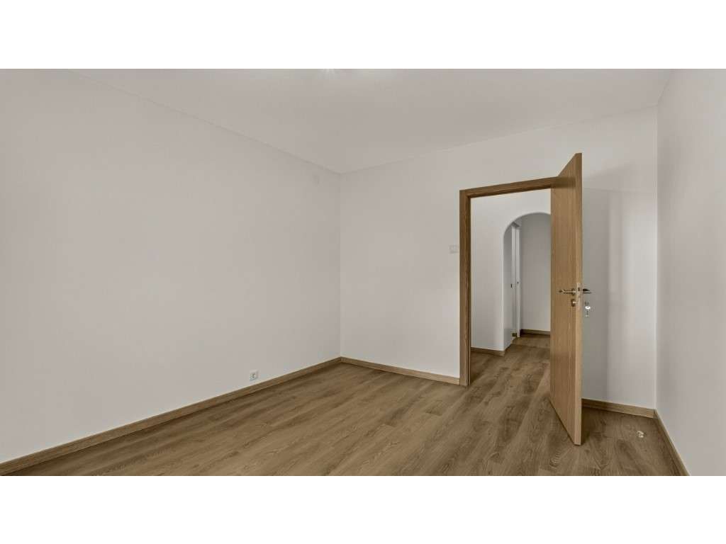 Apartamento T2 Remodelado nos Olivais-10