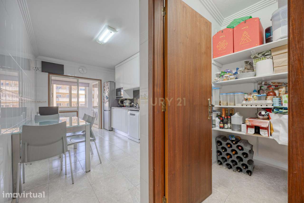 Apartamento T3 com varanda e Box fechada-8