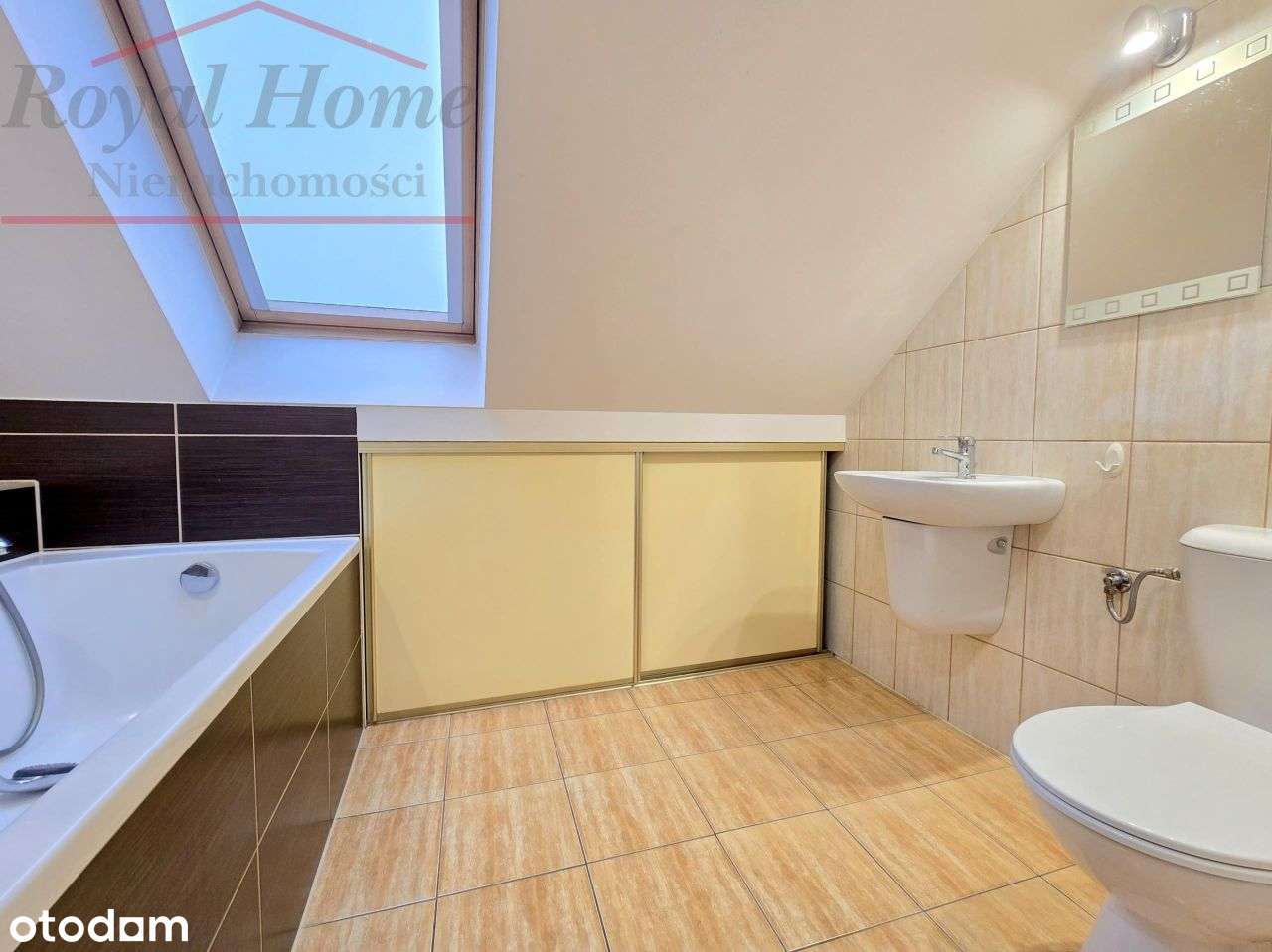 Przestronny, b. ładny, zadbany wolnostojący dom.-16