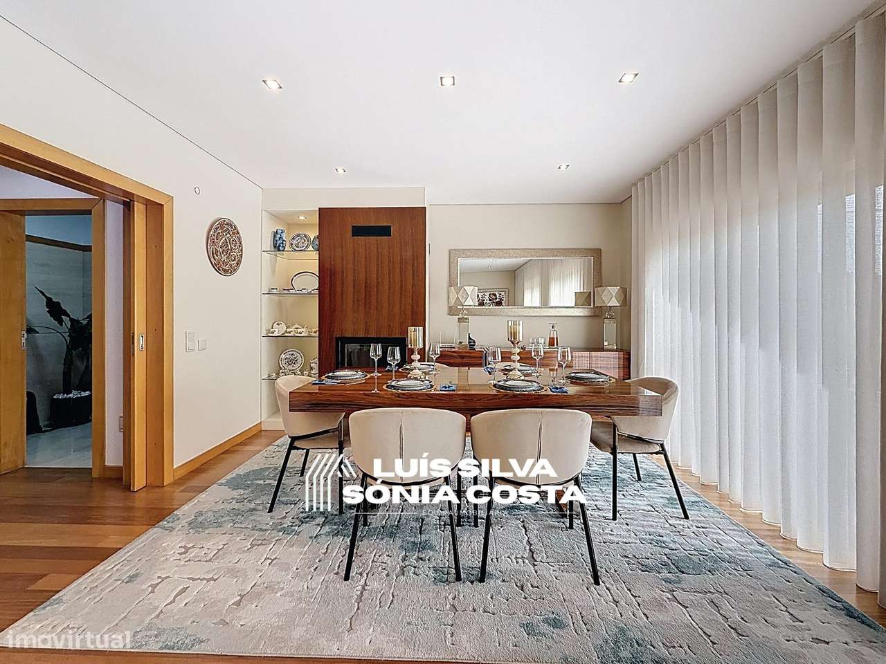 Moradia T4 Excelente Estado e Áreas | 2 Suites, Jacuzzi, Painéis...-1