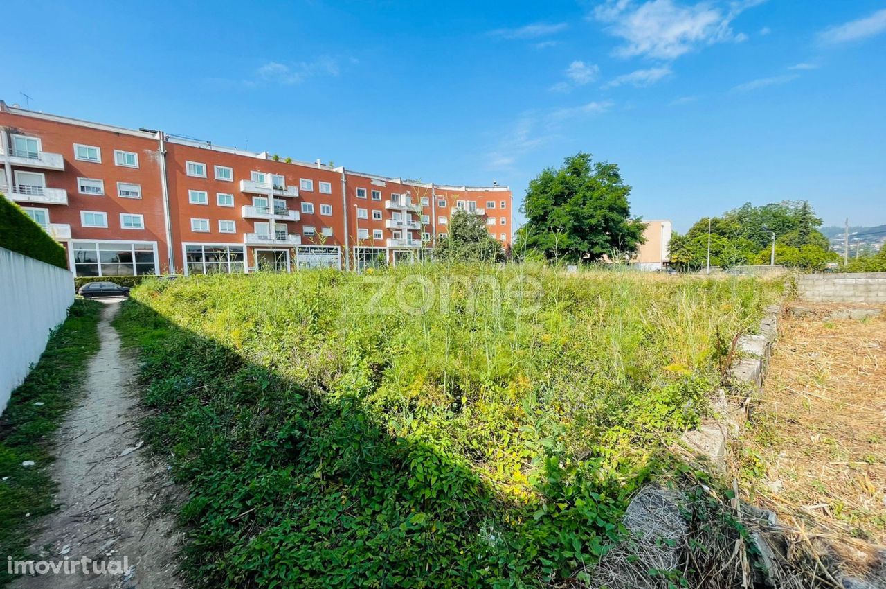 Terreno de construção com 600 m2 no centro de Riba de Ave