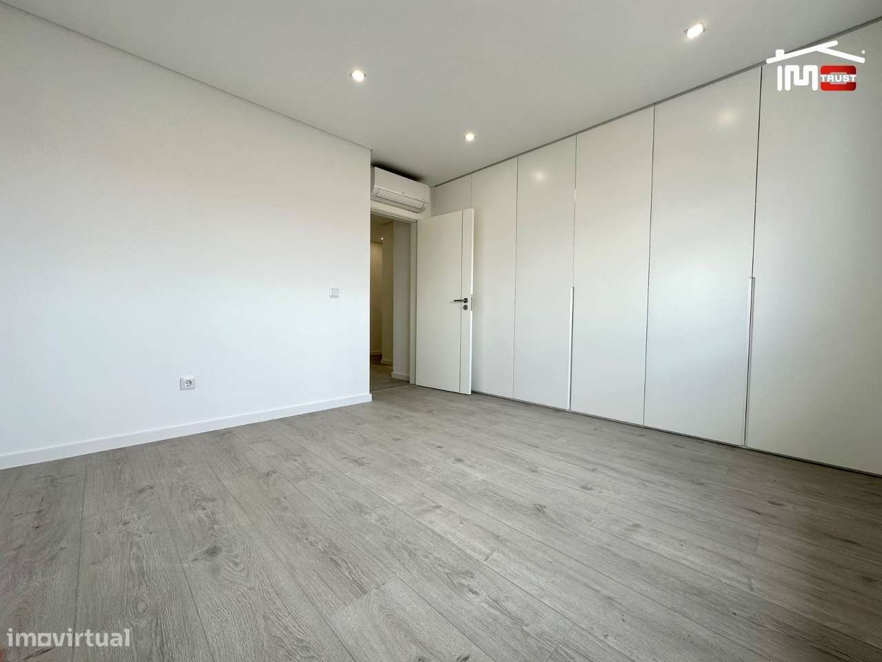 Incrivel Apartamento T3 com Varandas, Garagem e Arrecadação-13