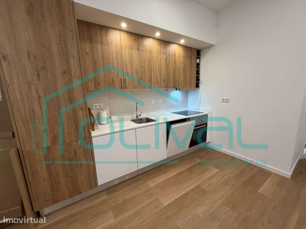 Loja destinada a comercio transformada habitação tipologia T3 - Grande imagem: 4/13