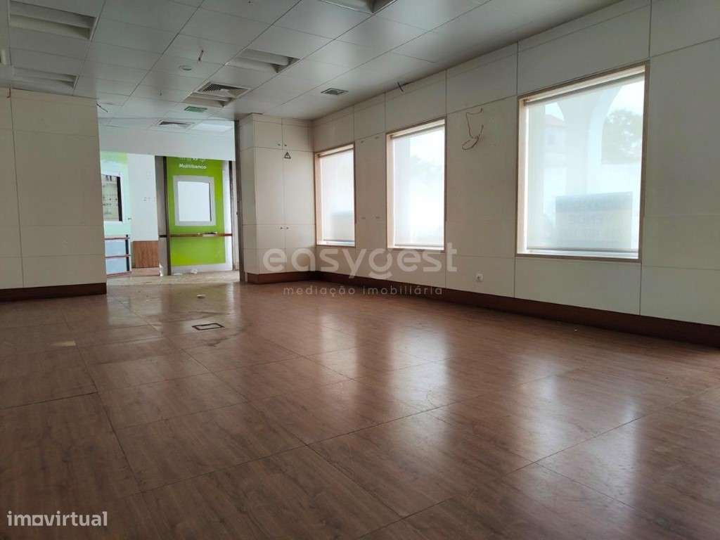 Lojas com boas áreas localizadas em vila de São Teotónio - Grande imagem: 3/20