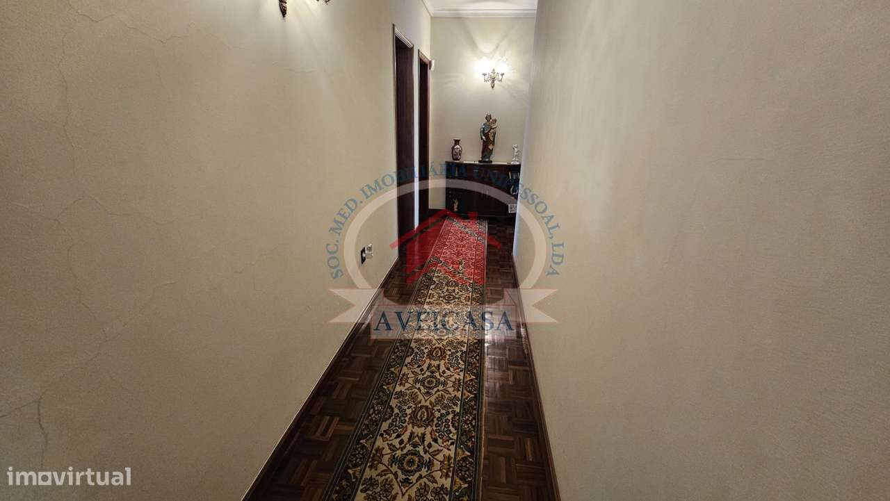 Moradia isolada T5 em bom estado com quintal e garagens-14