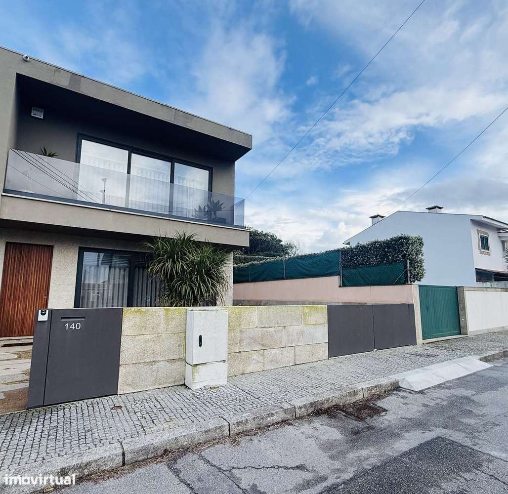 Moradia 3 frentes 200m praia-9