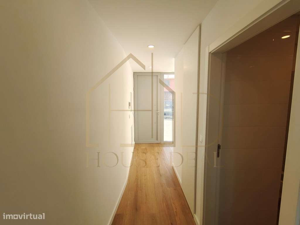 MODERNO Apartamento T1 com Logradouro. Quinta do Conde-9