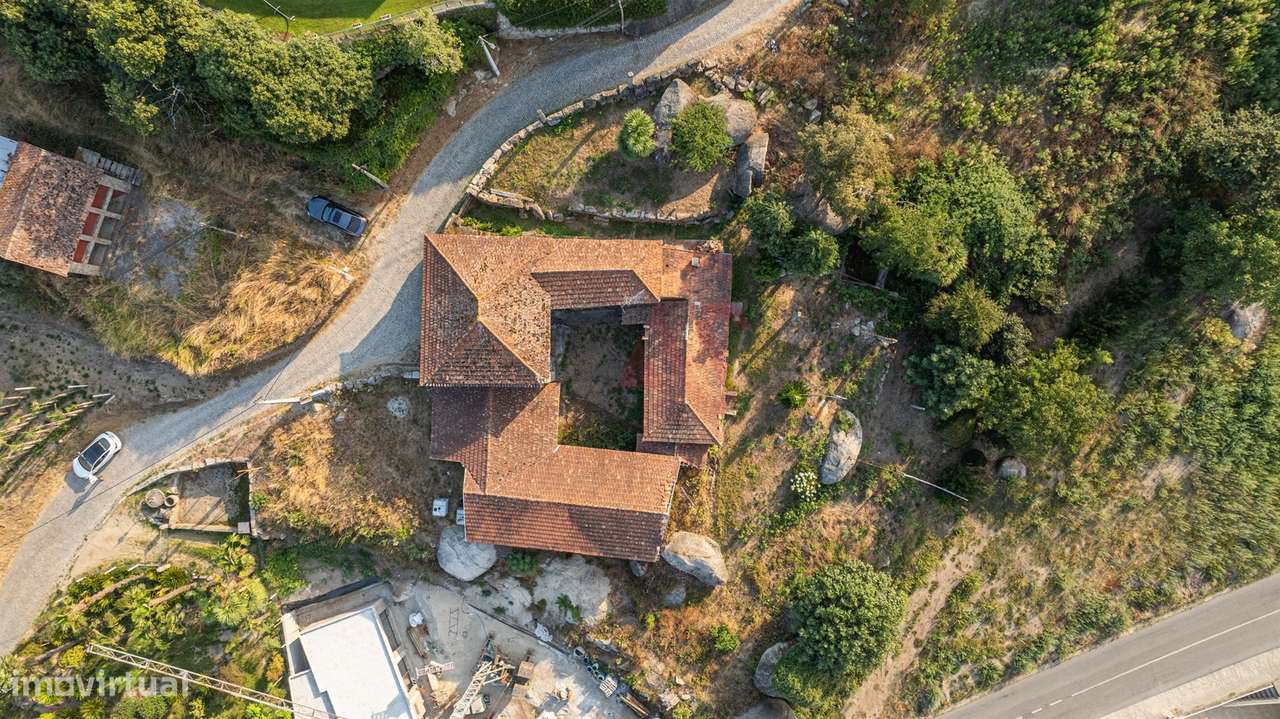 Moradia T8 para Restauro com Terreno e Vistas Panorâmicas em São Tomé - Grande imagem: 4/27