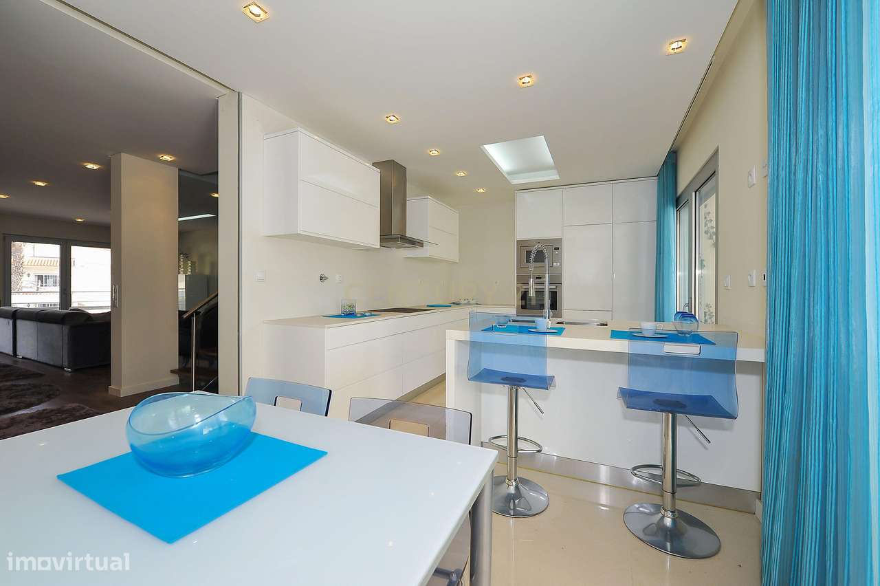 Moradia T3+1 Alto da Parede, em Condomínio Fechado com Vista Mar-9