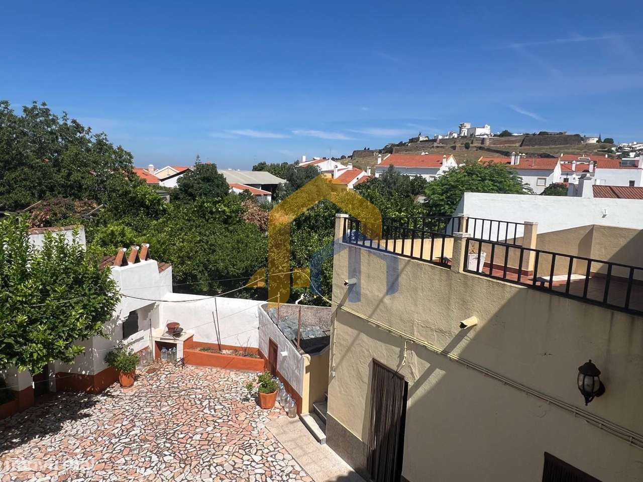 Moradia T4, no centro de Estremoz com quintal-11