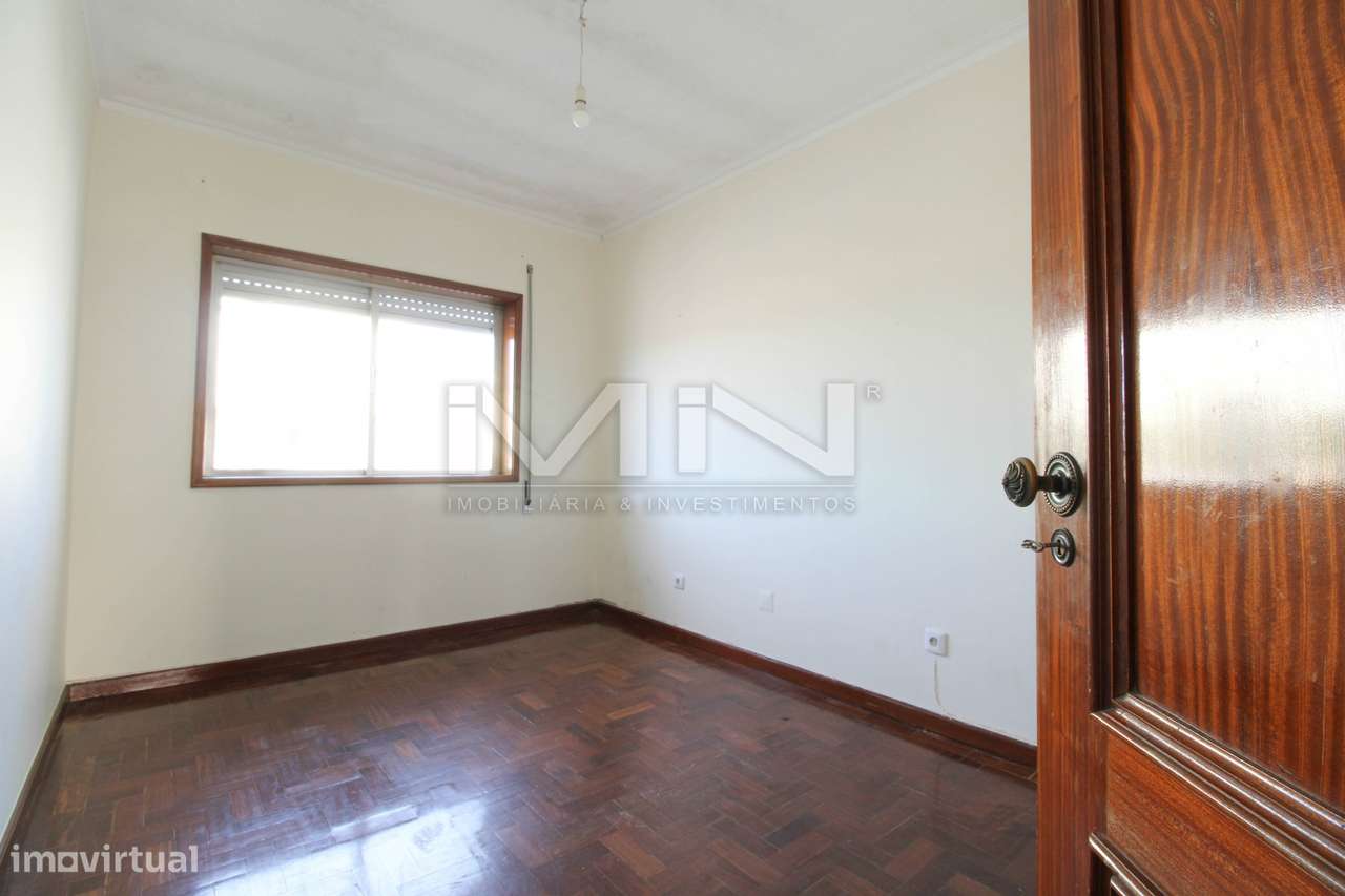 Moradia de 3 Frentes com Vista Panorâmica no Coração de Gondomar-30