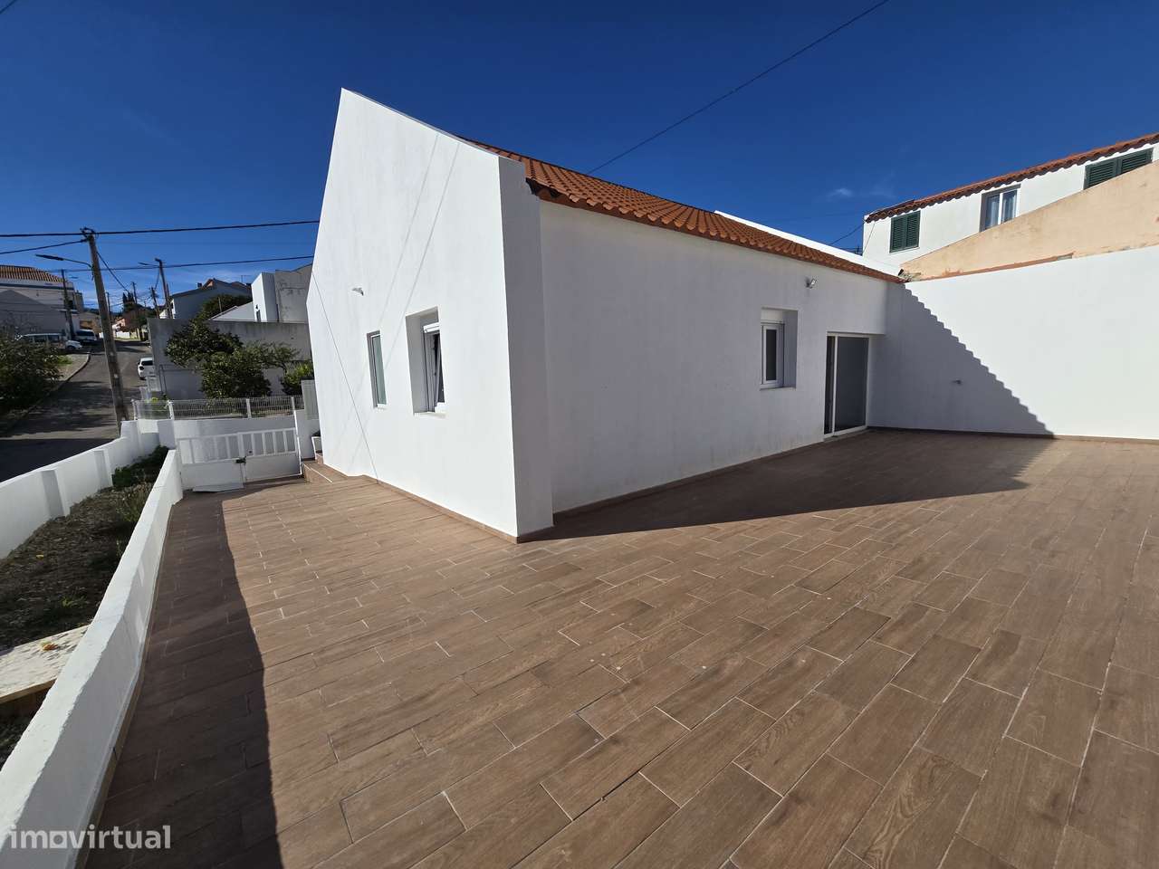 Fantástica Moradia T2 Totalmente Renovada, Independente em Setúbal-37