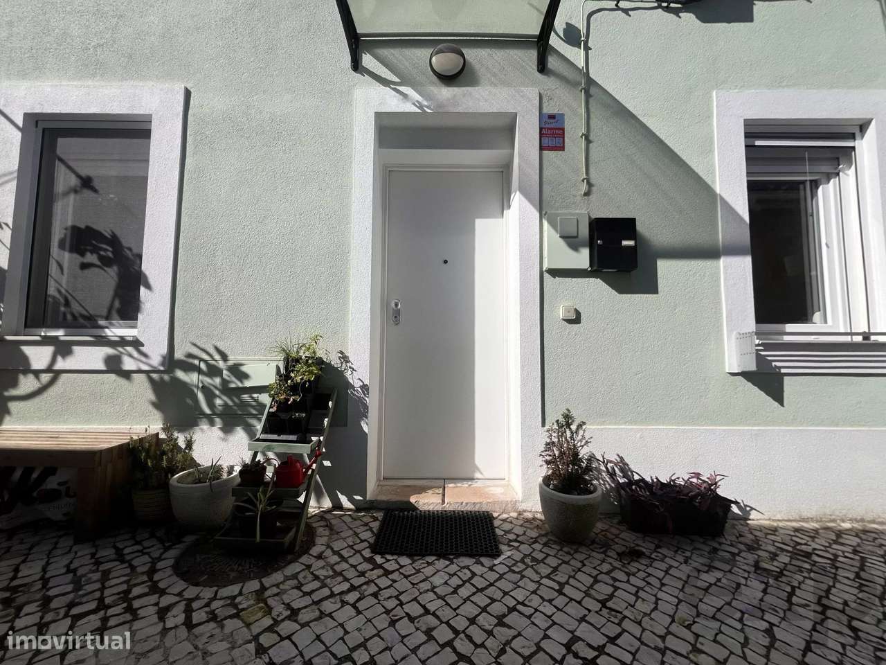 Vende-se Moradia T2 na mítica Vila Madalena em Algés - Grande imagem: 2/14