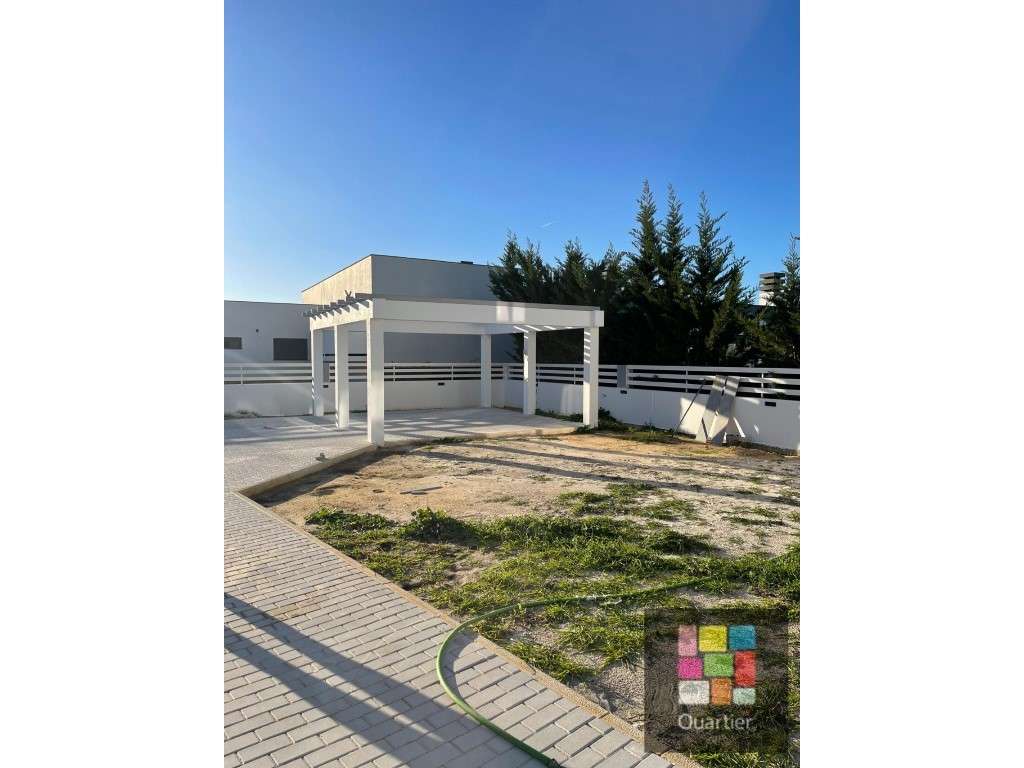 Moradia T4 em Azeitão - Conforto, Espaço e Qualidade de Vida!-17