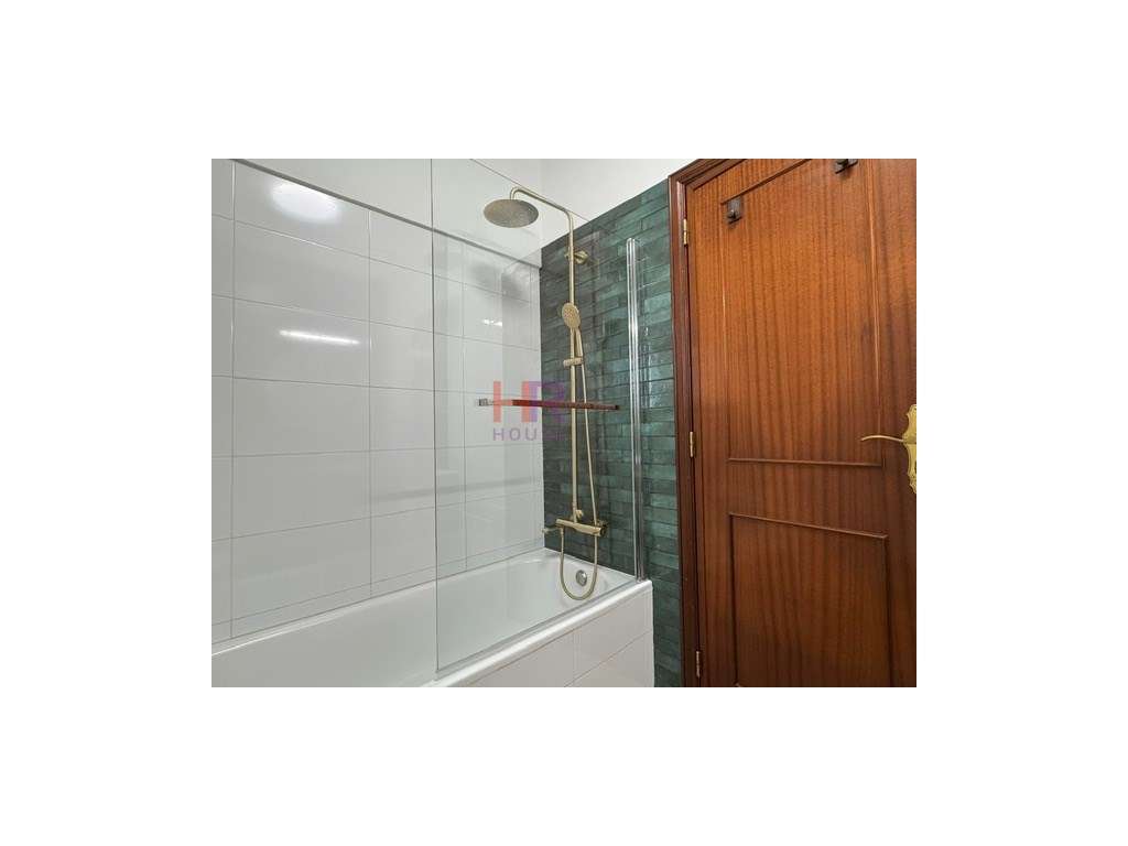 Vende-se T3 totalmente mobilado com três aparcamentos privativos.-25