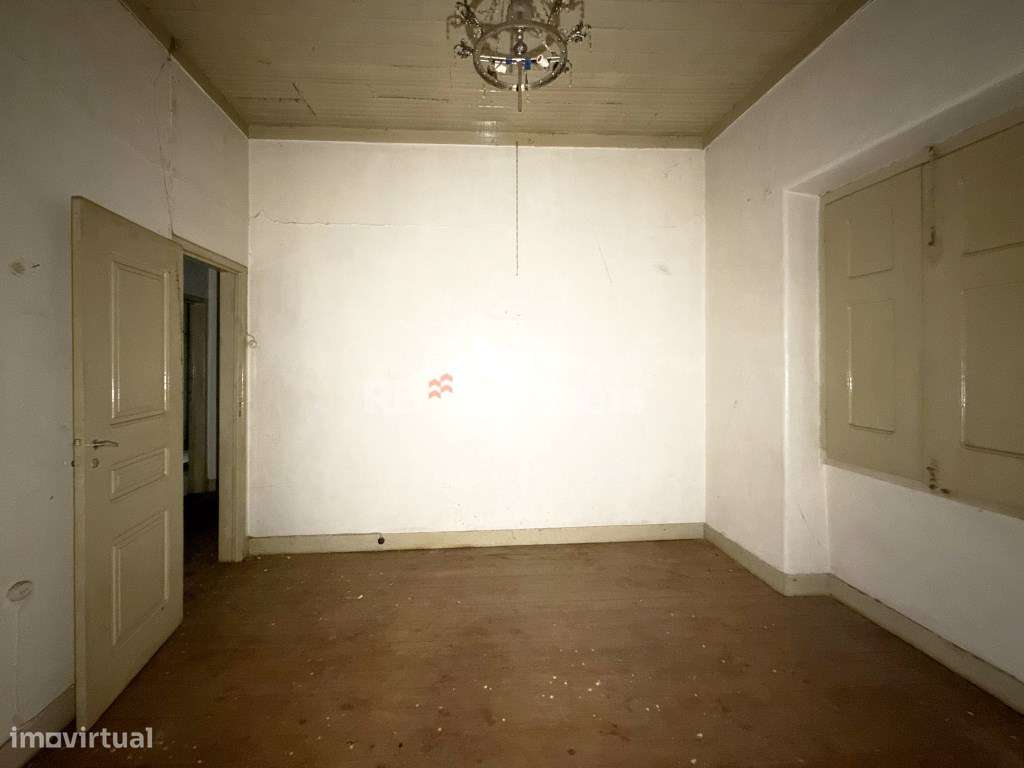 Moradia para recuperar no centro do Entroncamento - Grande imagem: 3/28